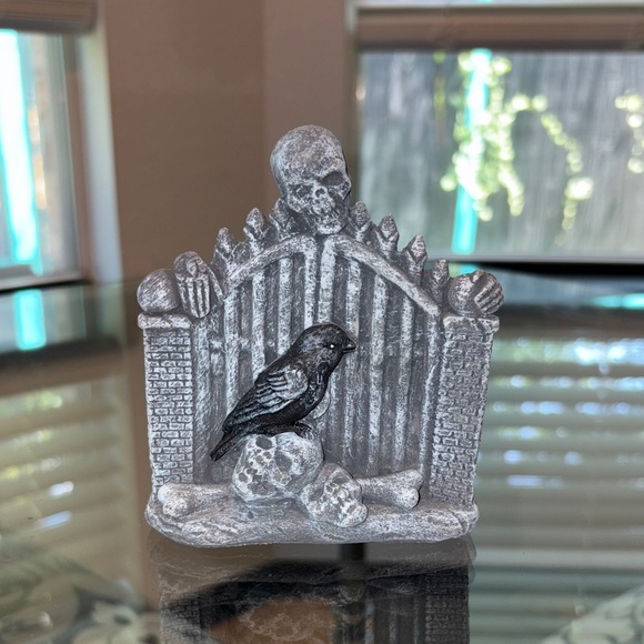 🆕Gothic Skull and Crow Cemetery Figurine - Picture 5 of 8